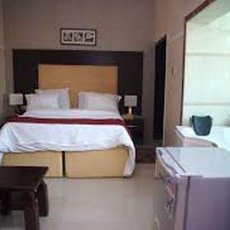 Room In Lodge - Hampton Towers Spa Asaba Exterior foto