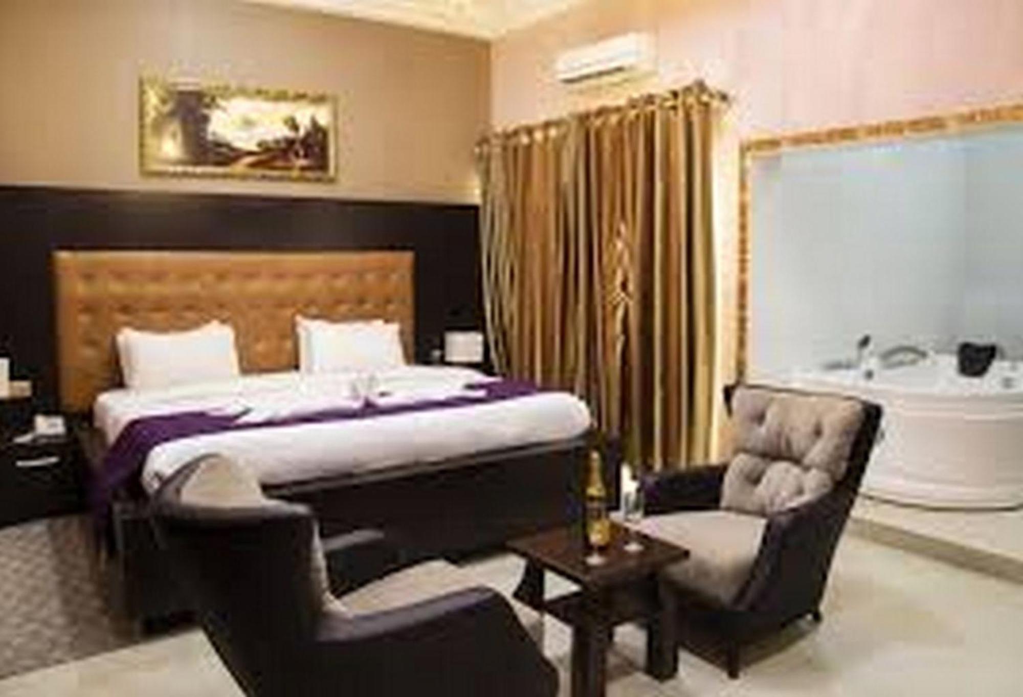 Room In Lodge - Hampton Towers Spa Asaba Exterior foto