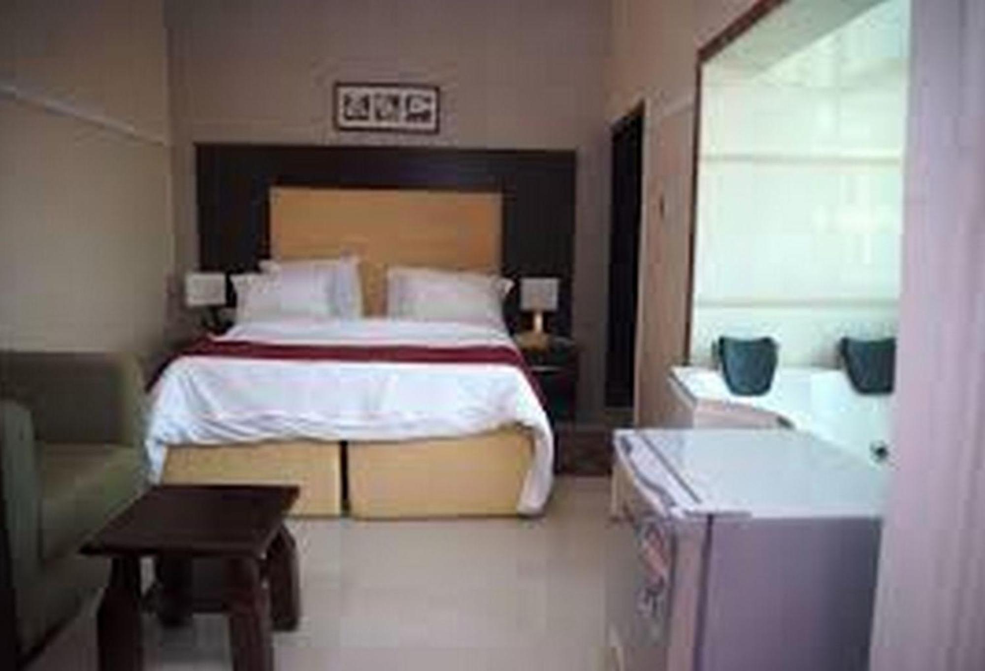 Room In Lodge - Hampton Towers Spa Asaba Exterior foto