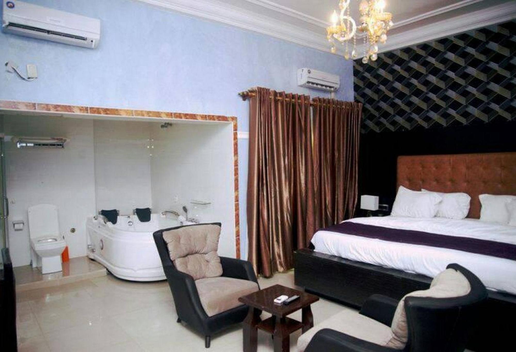 Room In Lodge - Hampton Towers Spa Asaba Exterior foto