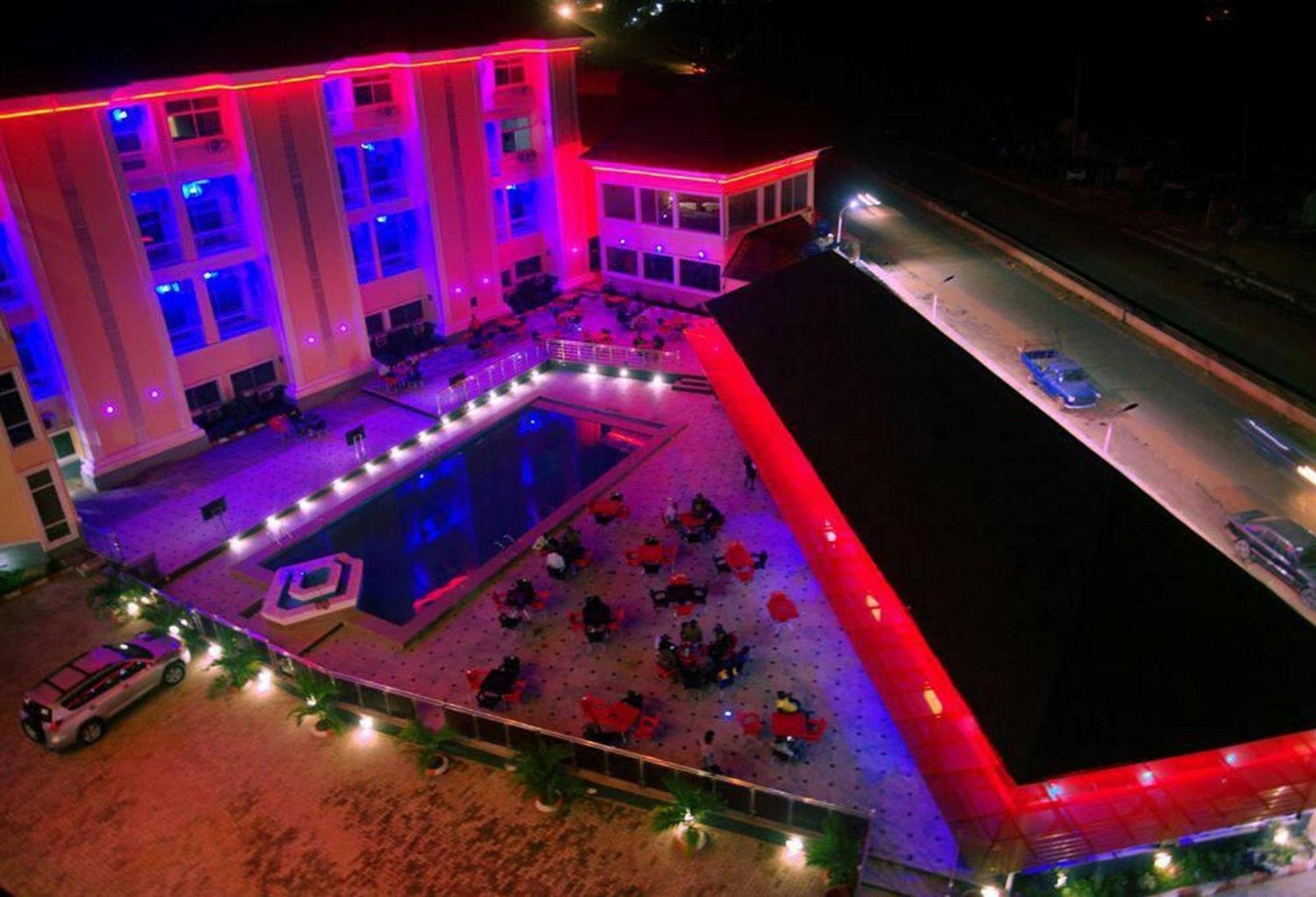 Room In Lodge - Hampton Towers Spa Asaba Exterior foto