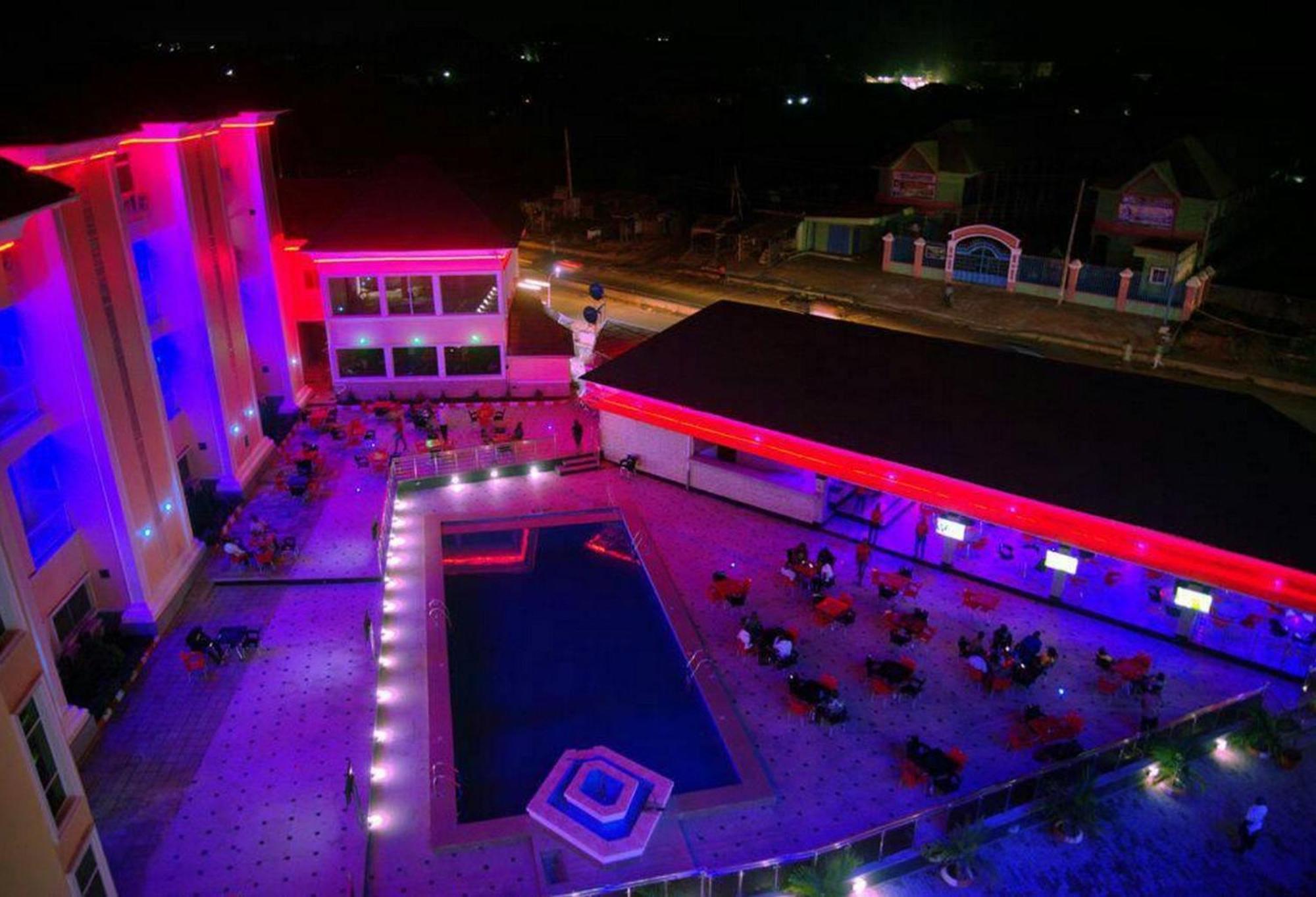 Room In Lodge - Hampton Towers Spa Asaba Exterior foto