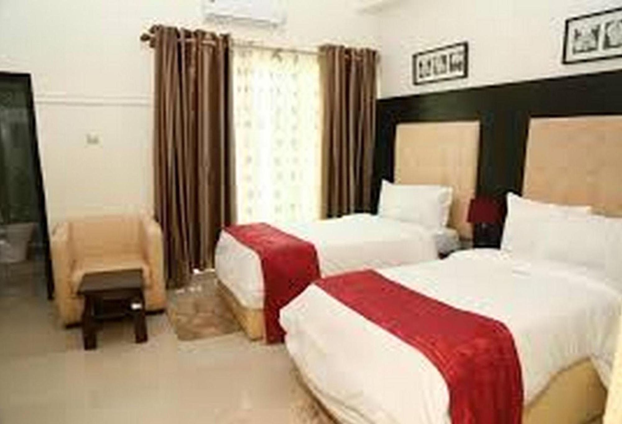 Room In Lodge - Hampton Towers Spa Asaba Exterior foto