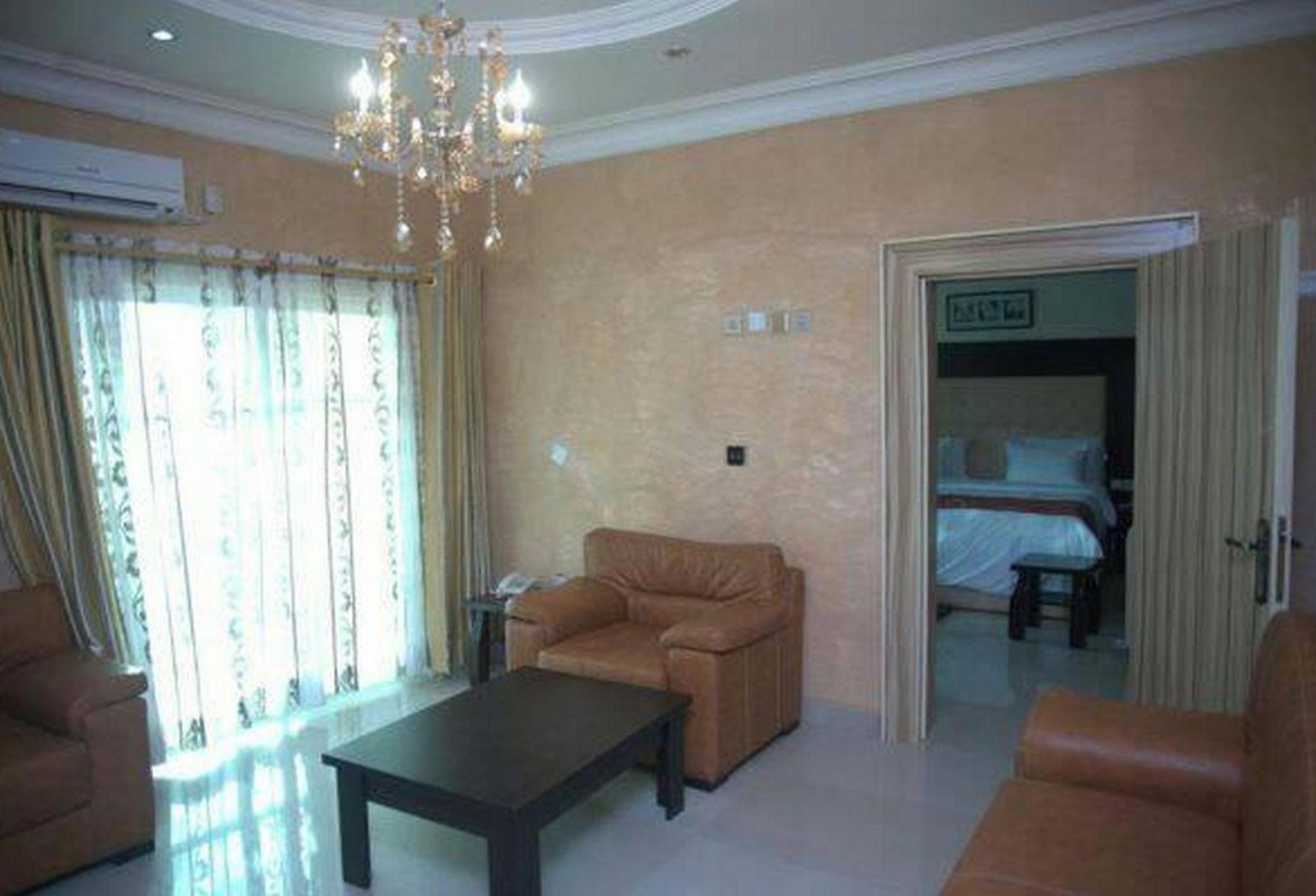 Room In Lodge - Hampton Towers Spa Asaba Exterior foto